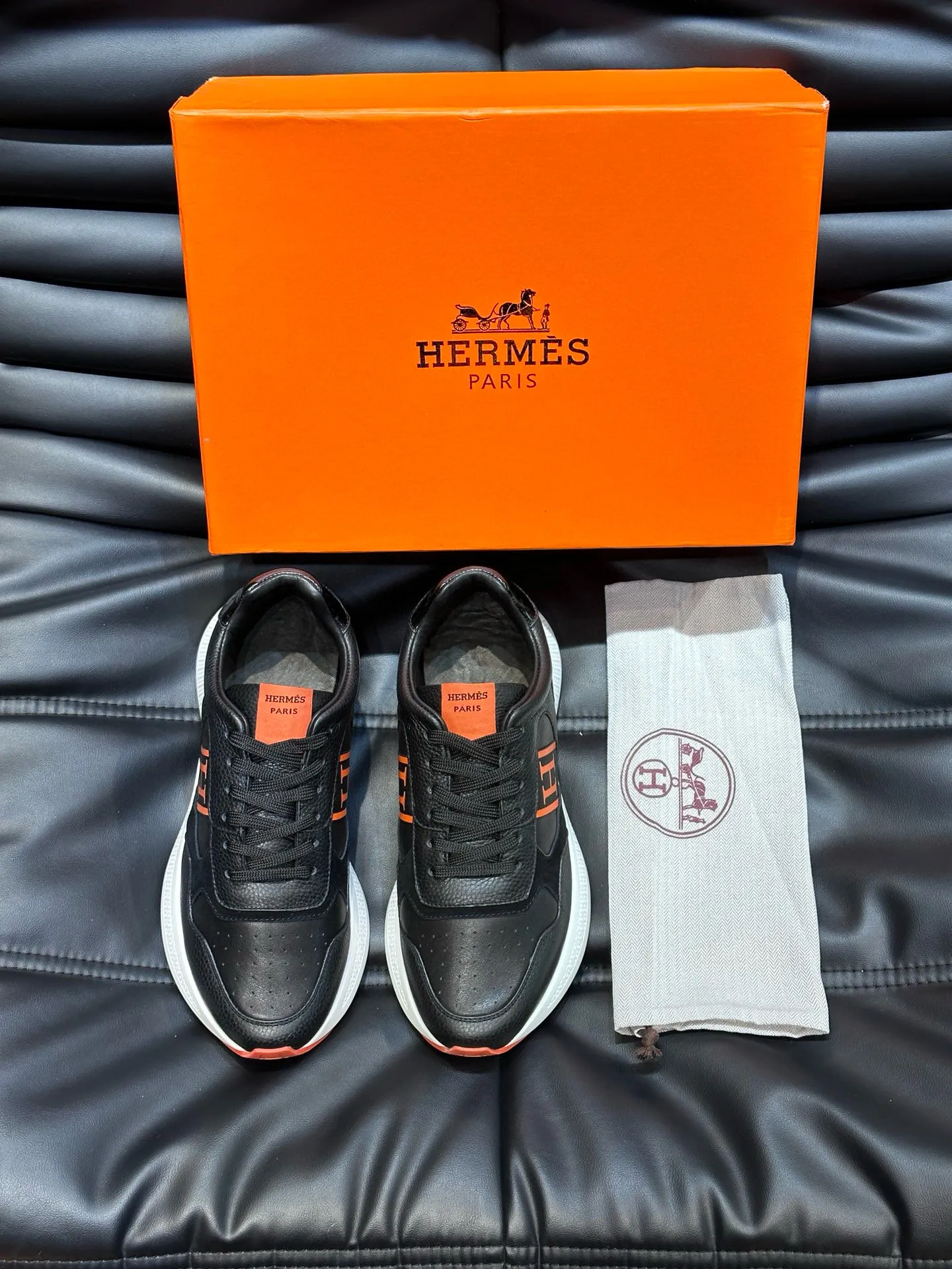 Factory price: 540💰HERMES/Hermes Hugo thick-soled sneakers are casual men's shoes. These sneakers are made of imported first-layer cowhide leather and breathable mesh design. The contrasting color design creates a dynamic and modern shape. The front end of the toe is decorated with natural-color rubber inlays. The style is novel and fashionable. The texture is incomparable, with cowhide lining and cowhide foot pads, the upper foot is comfortable and breathable, and the rubber sole is decorated with geometric patterns and iconic "H" details. A very personal one! Size: 39-44 (customized at 38.45)